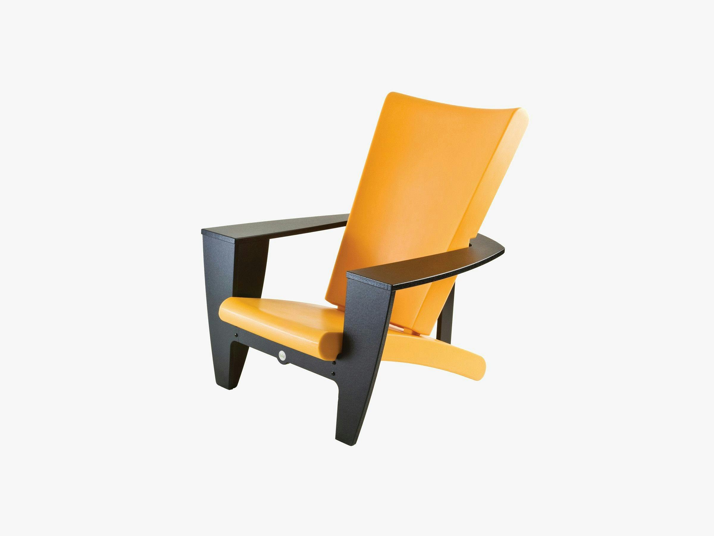 COZI Lounge Chair with black armrests/legs